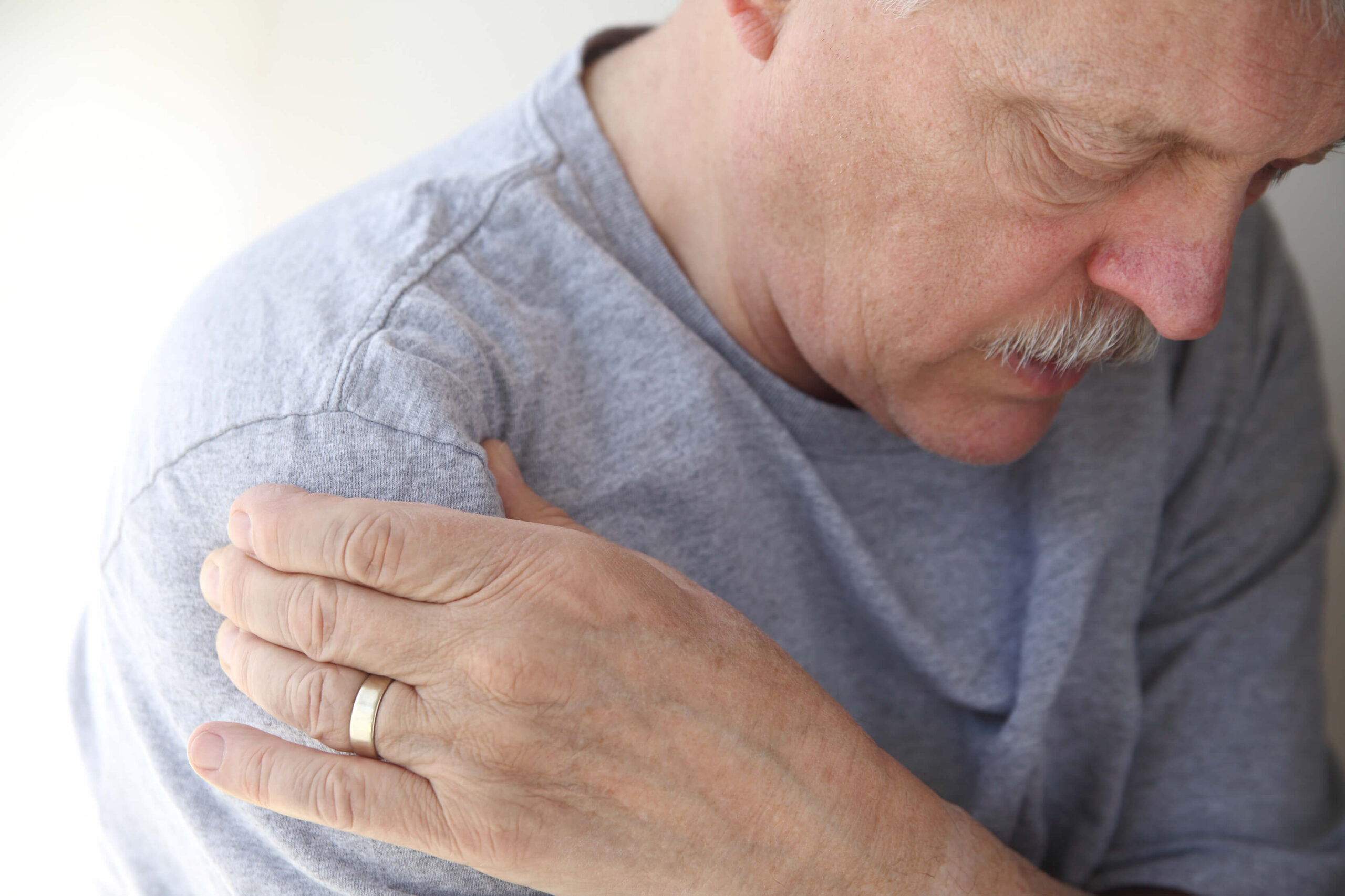 older-man-with-shoulder-pain.jpg